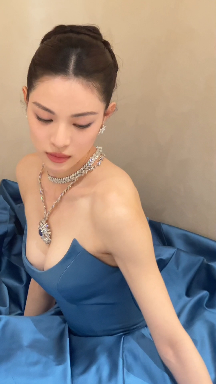 钟楚曦蒂芬妮活动造型插图2