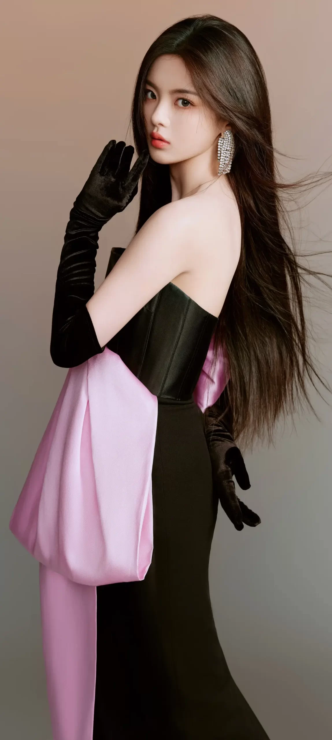 杨超越抹胸礼服写真壁纸插图