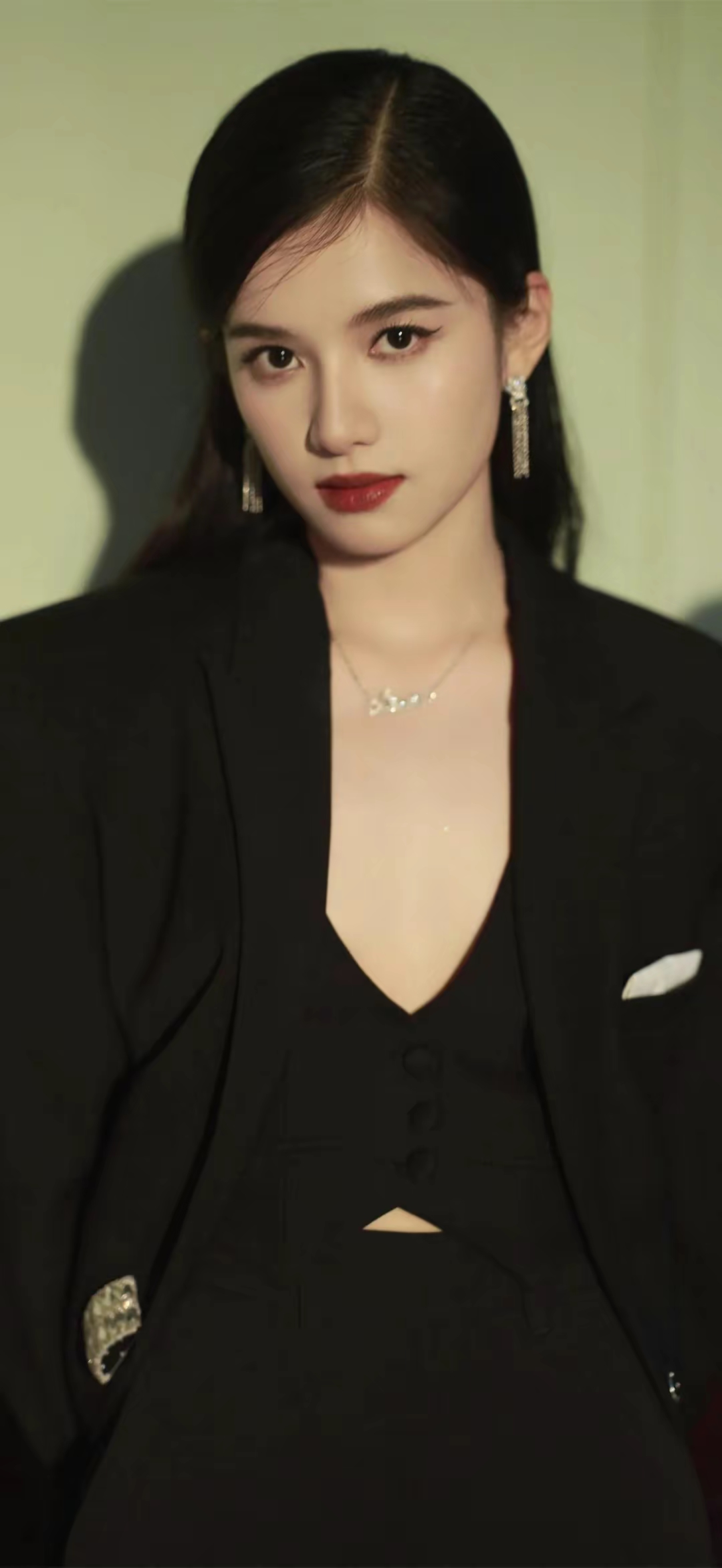 张婧仪黑色深v写真壁纸插图8