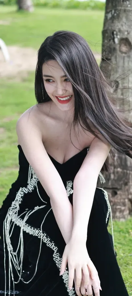 蒋依依低胸礼服写真插图2