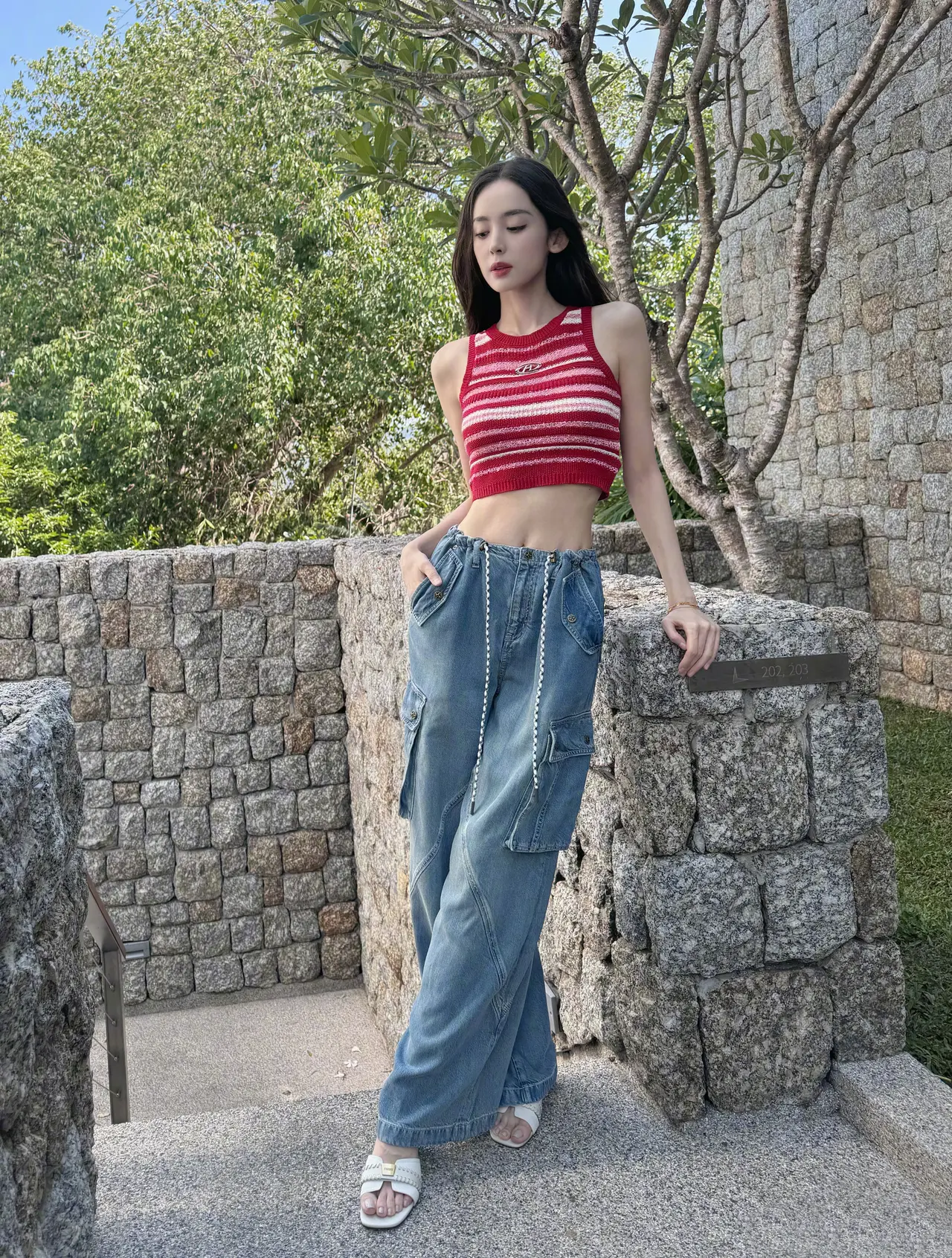 古力娜扎写真身着红色针织露腰背心插图5