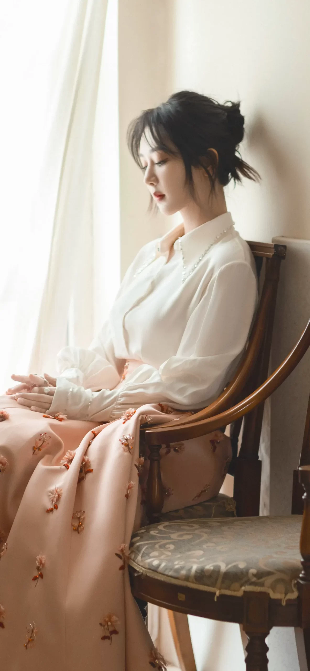 杨紫碎花裙写真壁纸插图7