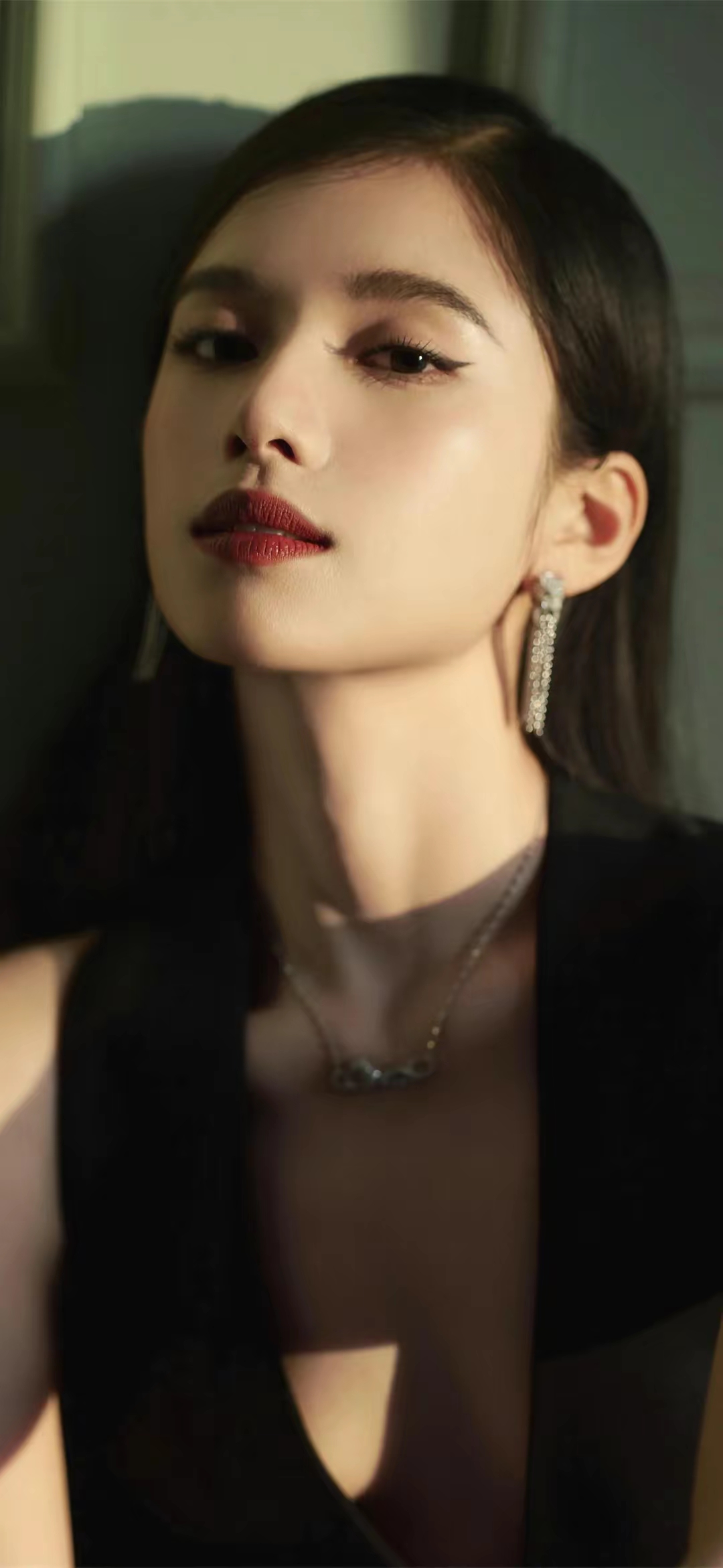 张婧仪黑色深v写真壁纸插图4