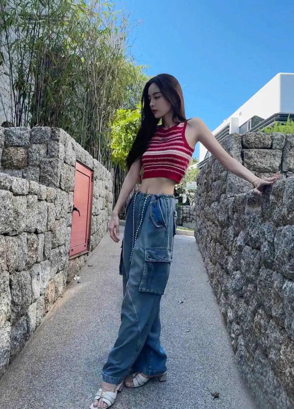 古力娜扎写真身着红色针织露腰背心插图6