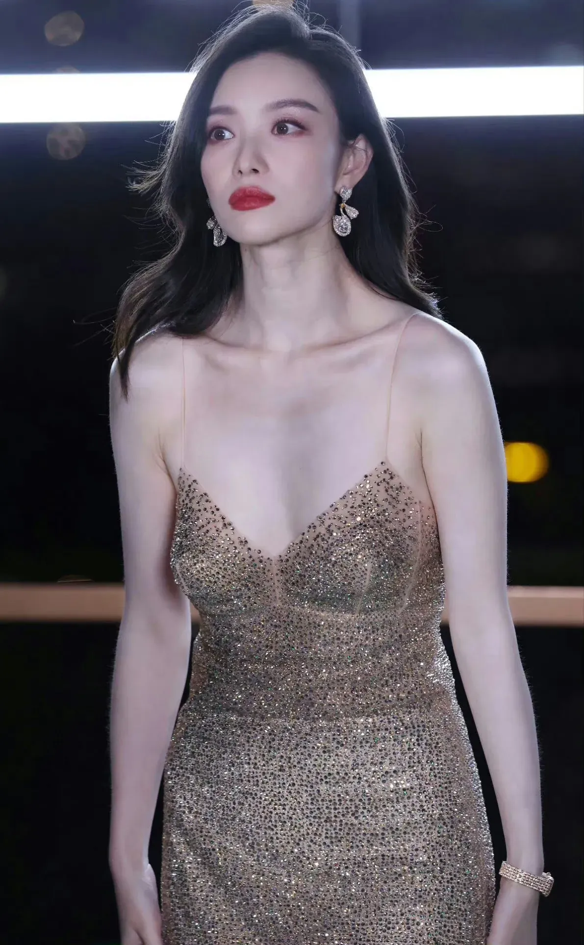 倪妮优雅深v礼服写真插图5
