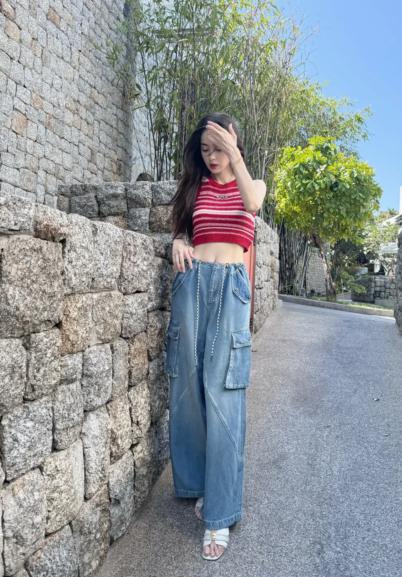 古力娜扎写真身着红色针织露腰背心插图3