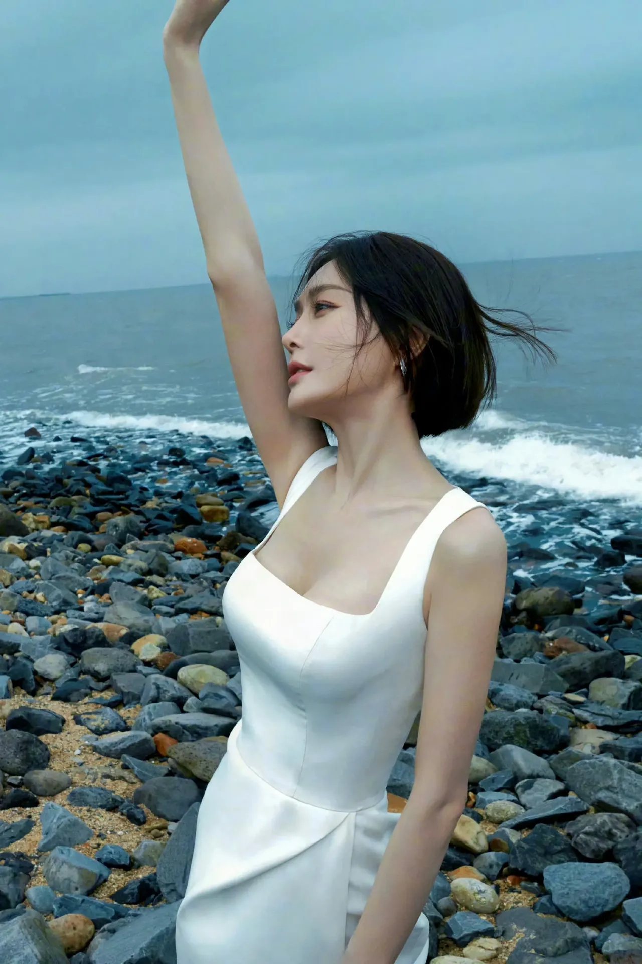 秦岚白裙海边性感写真插图2