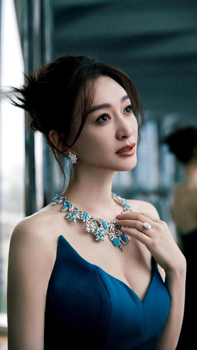李小冉蓝色深v礼服写真插图