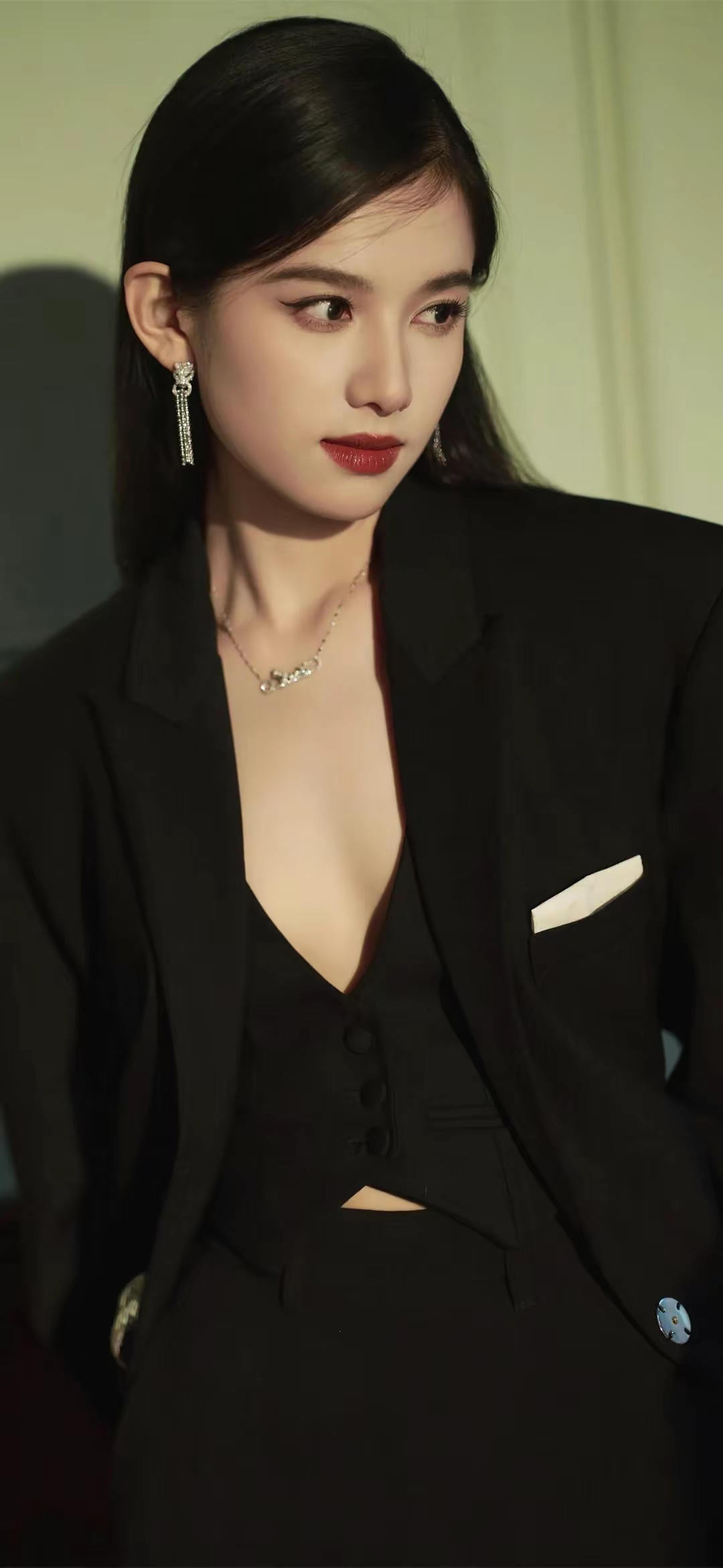 张婧仪黑色深v写真壁纸插图1