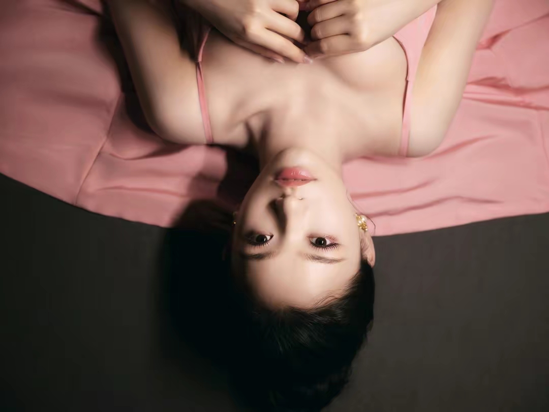 林允粉色吊带礼裙妩媚写真插图10