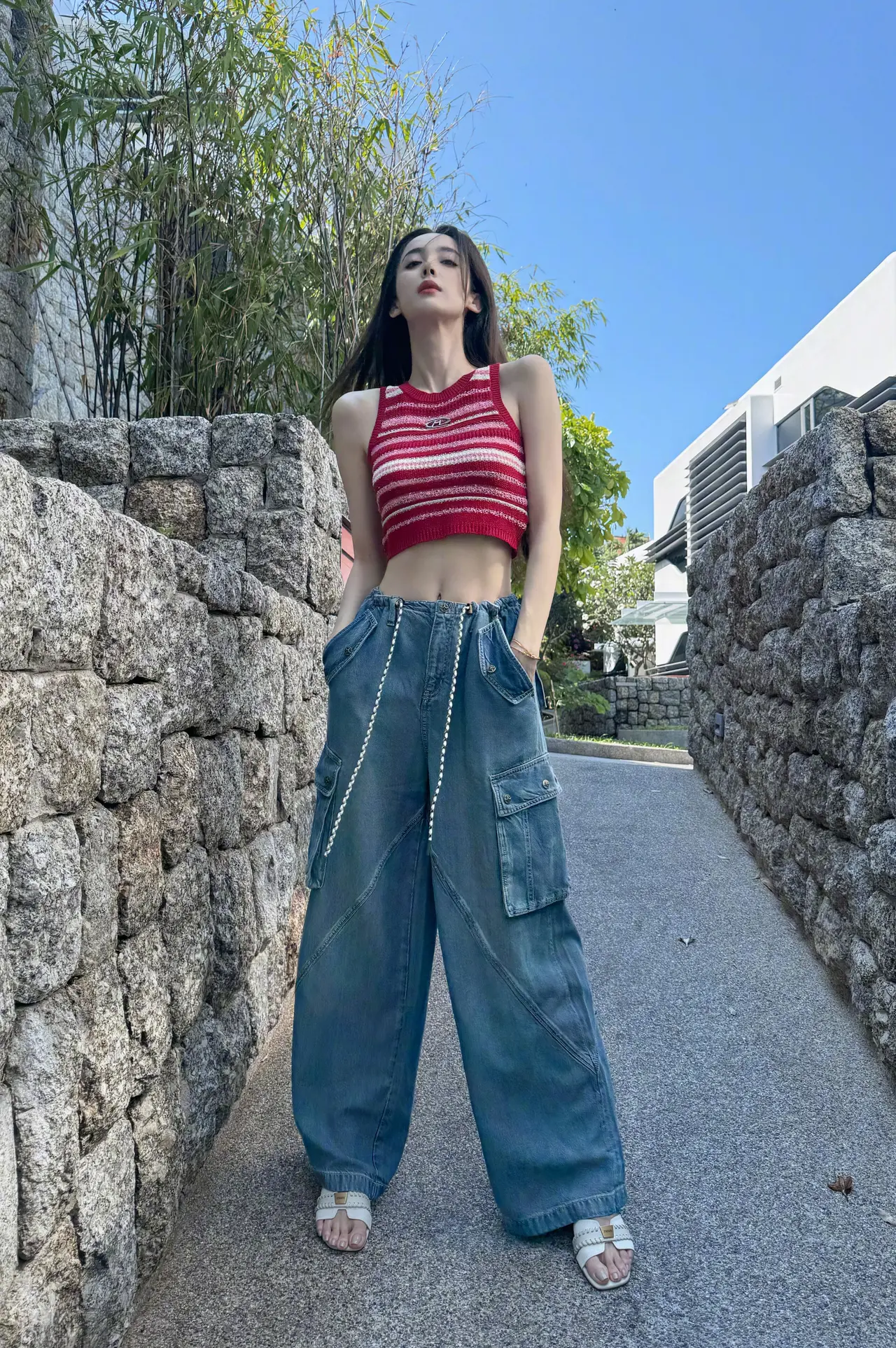 古力娜扎写真身着红色针织露腰背心插图