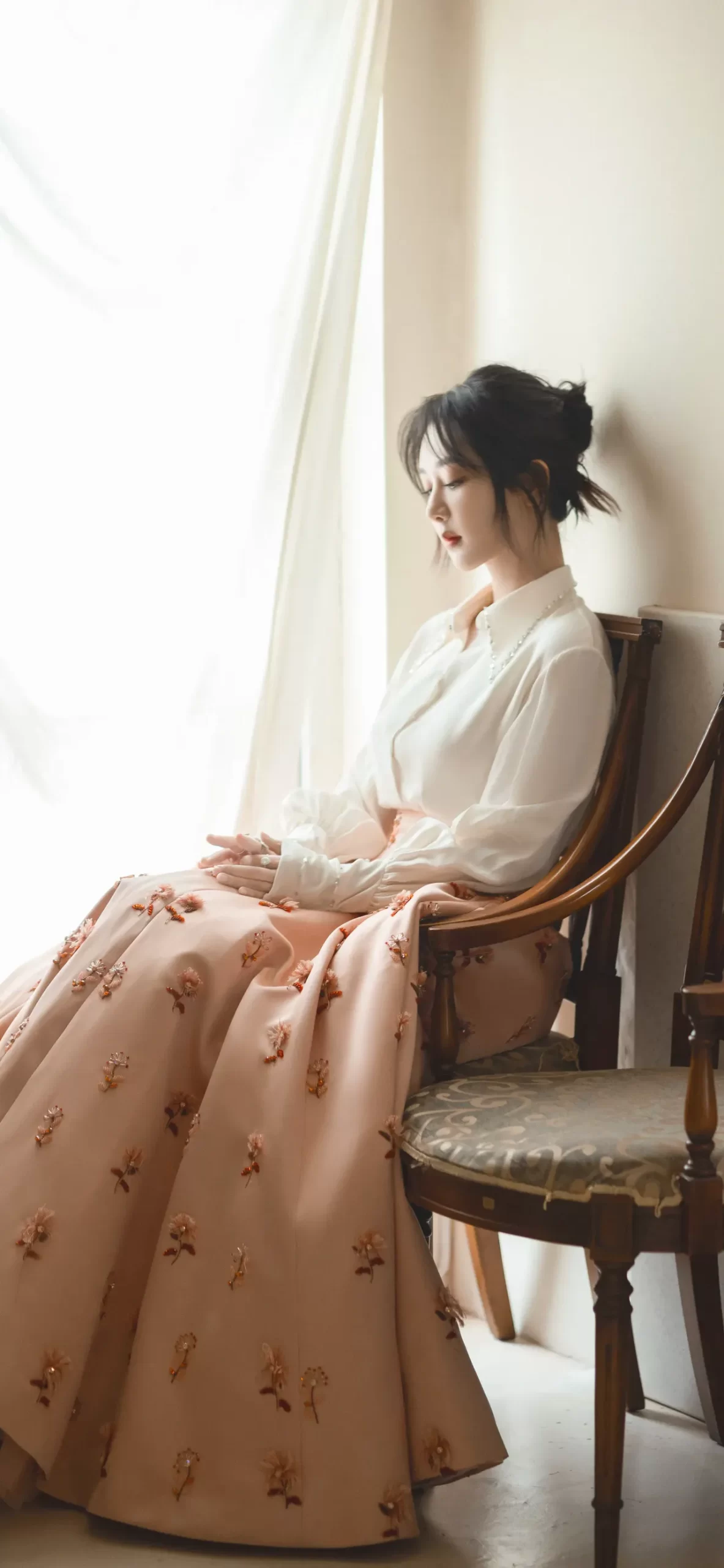 杨紫碎花裙写真壁纸插图2
