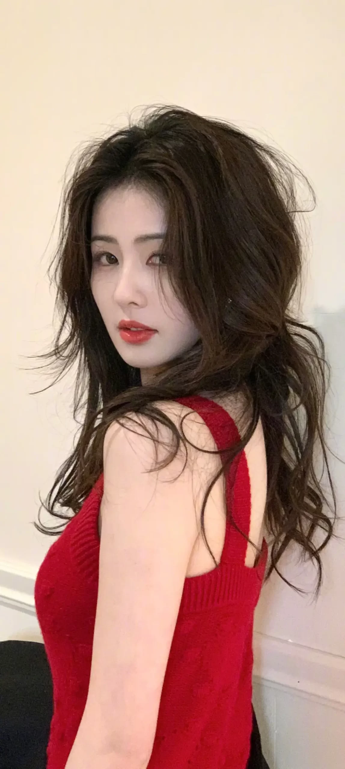 白鹿复古范红裙写真壁纸插图1