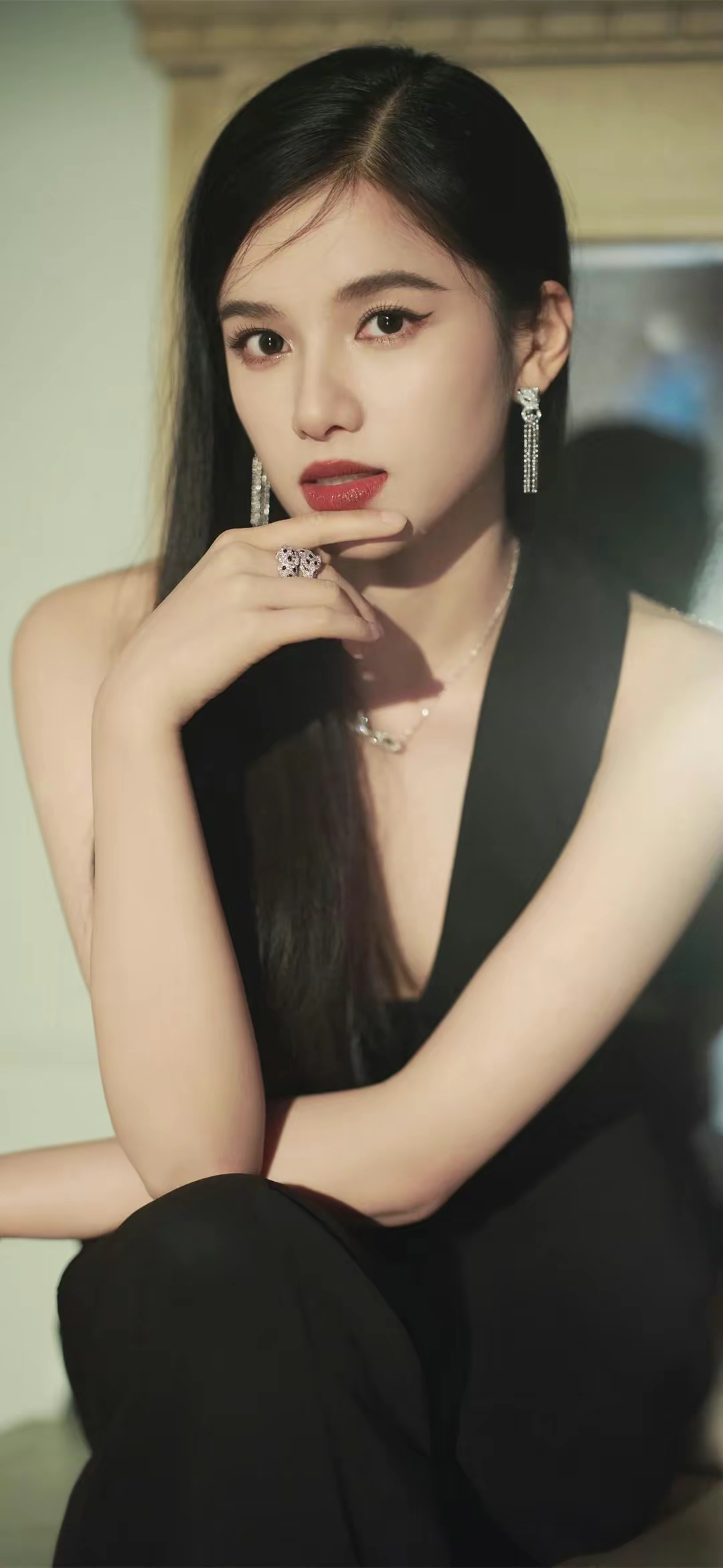 张婧仪黑色深v写真壁纸插图7