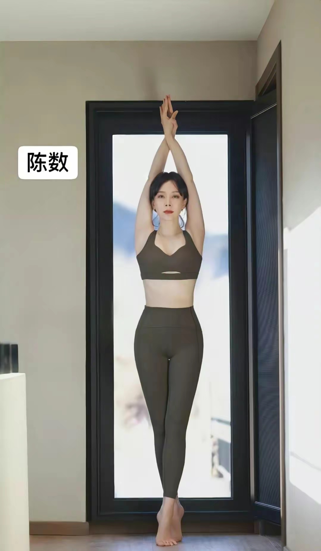 15位女明星瑜伽写真插图1