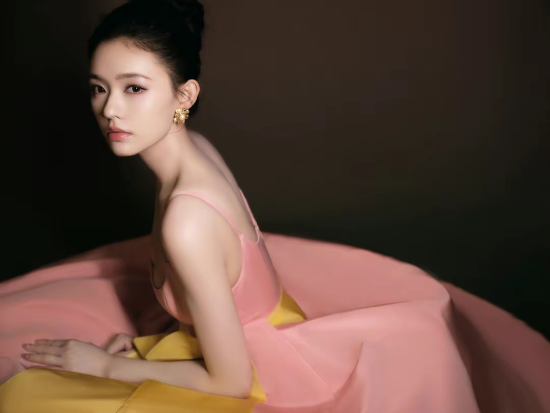 林允粉色吊带礼裙妩媚写真插图7