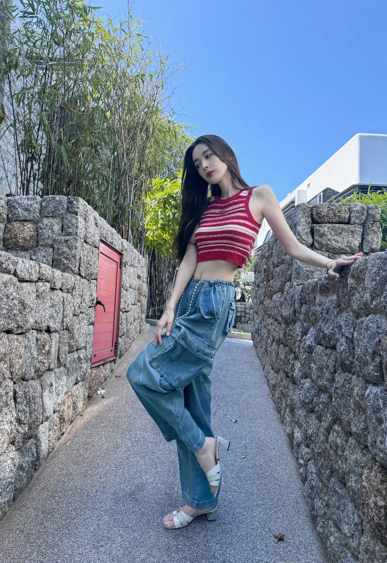古力娜扎写真身着红色针织露腰背心插图8
