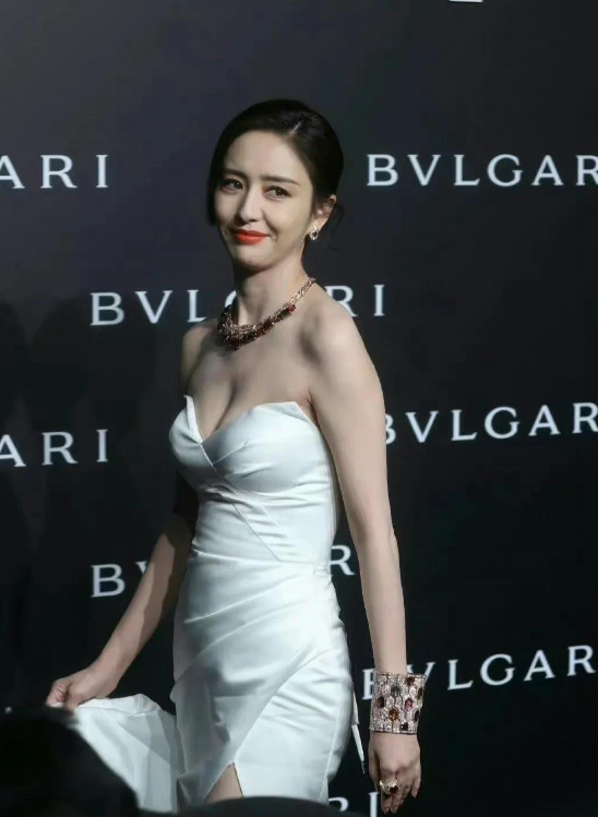 佟丽娅白色深v礼服写真插图4