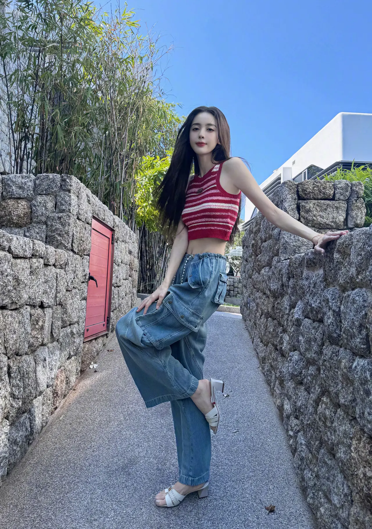 古力娜扎写真身着红色针织露腰背心插图4