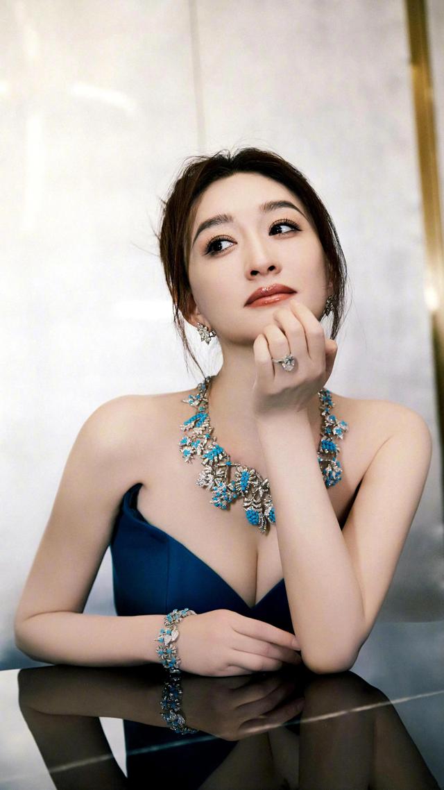 李小冉蓝色深v礼服写真插图4