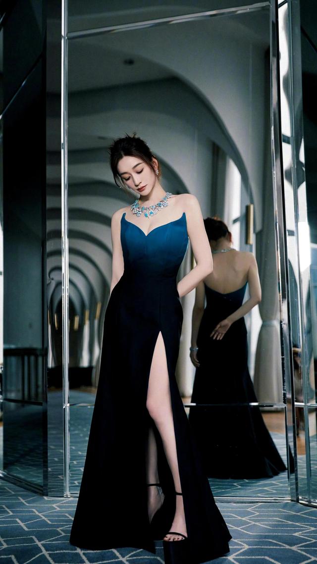 李小冉蓝色深v礼服写真插图3