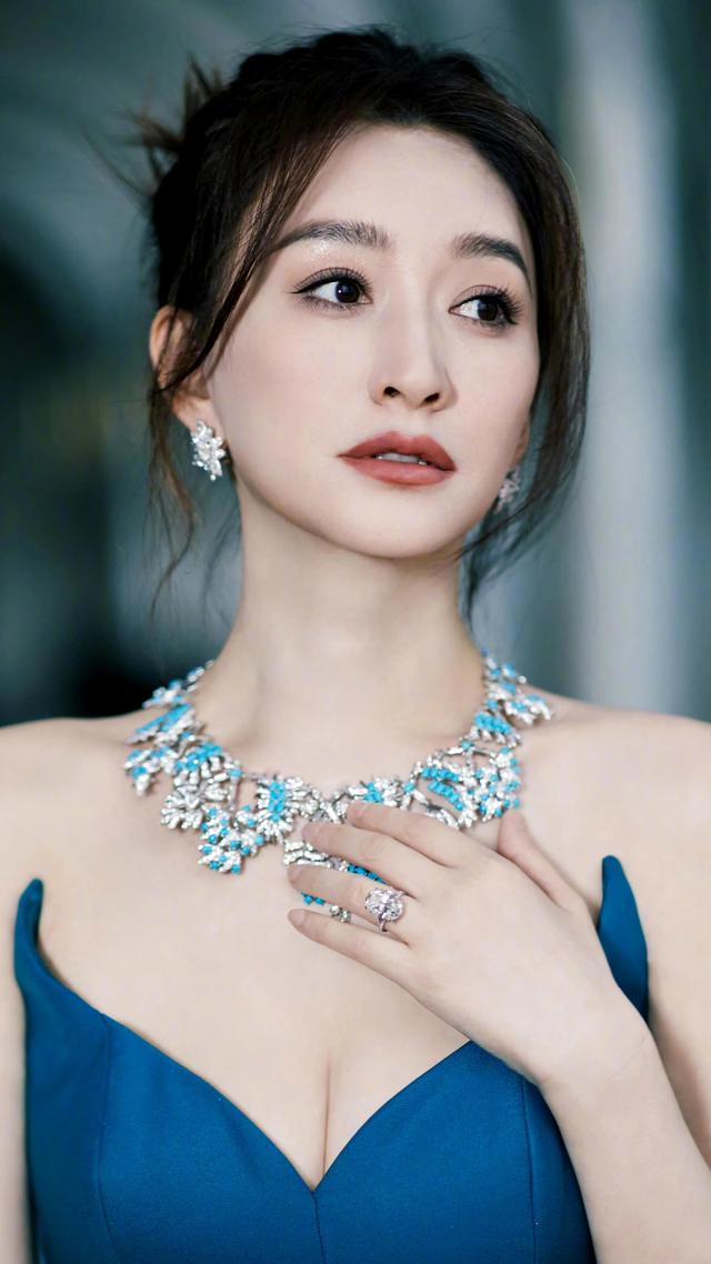 李小冉蓝色深v礼服写真插图2