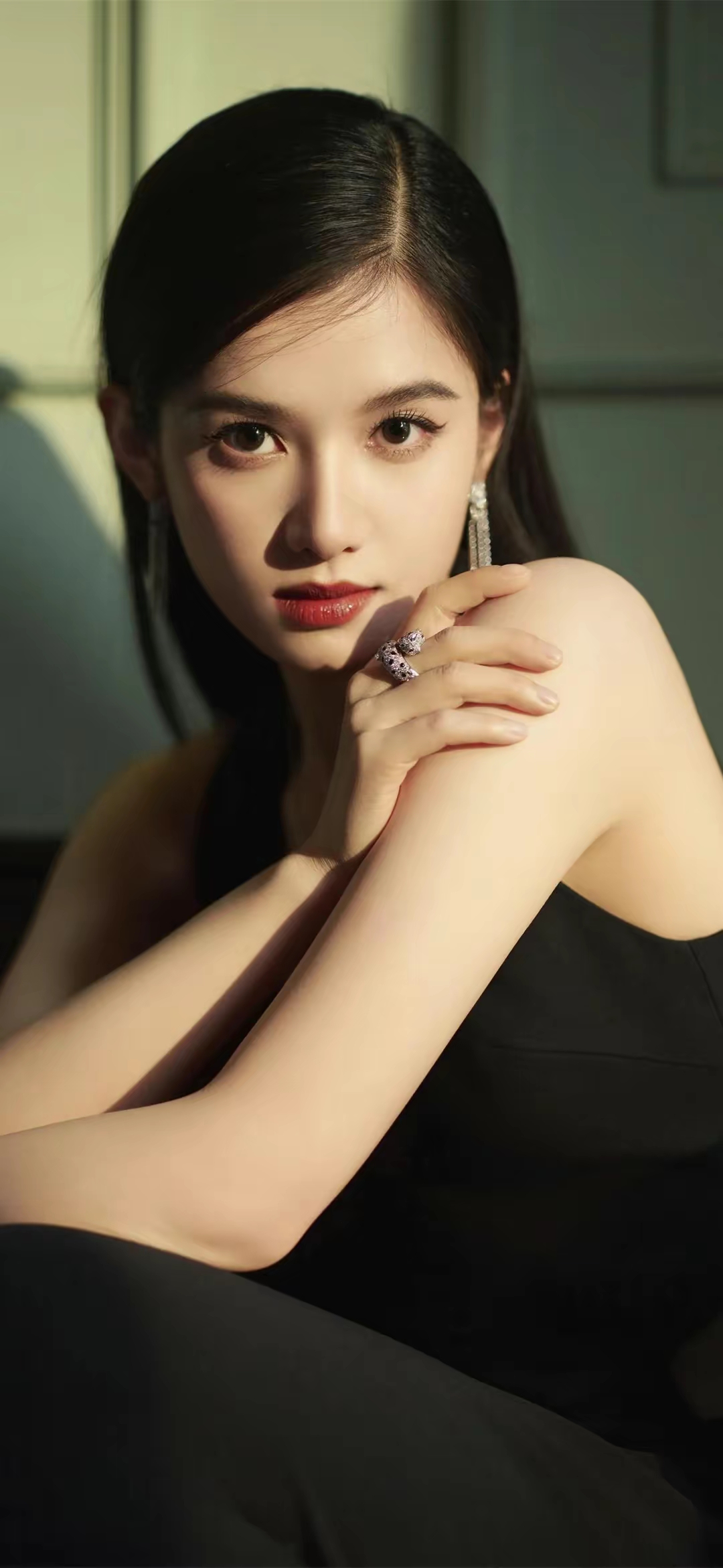 张婧仪黑色深v写真壁纸插图6