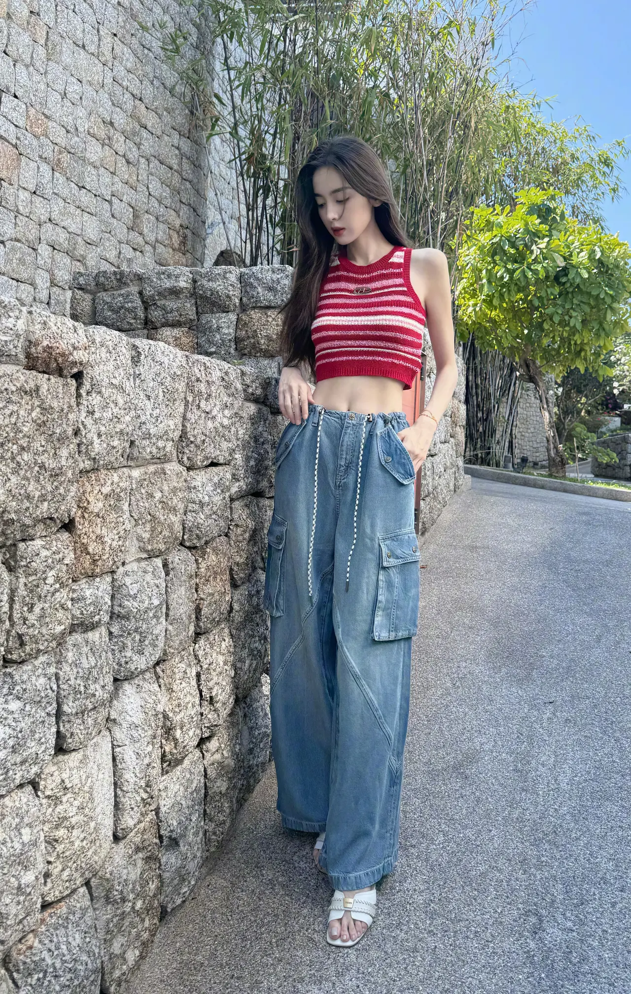 古力娜扎写真身着红色针织露腰背心插图2