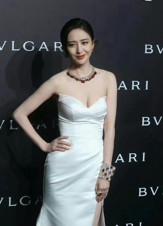 佟丽娅白色深v礼服写真插图1