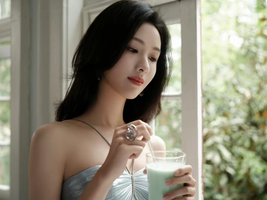 陈都灵水蓝色露腰礼服裙写真插图6