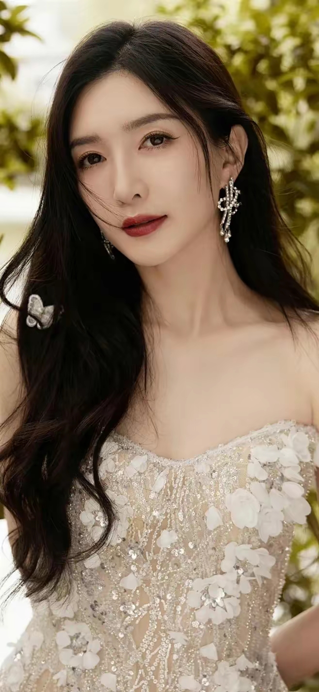 江疏影蕾丝裙写真壁纸插图2