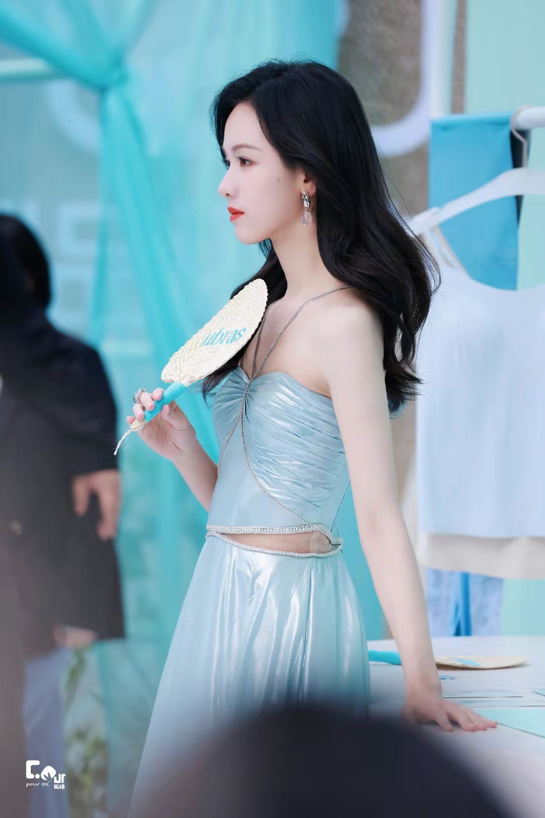 陈都灵水蓝色露腰礼服裙写真插图13