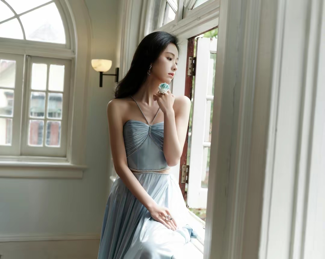 陈都灵水蓝色露腰礼服裙写真插图8