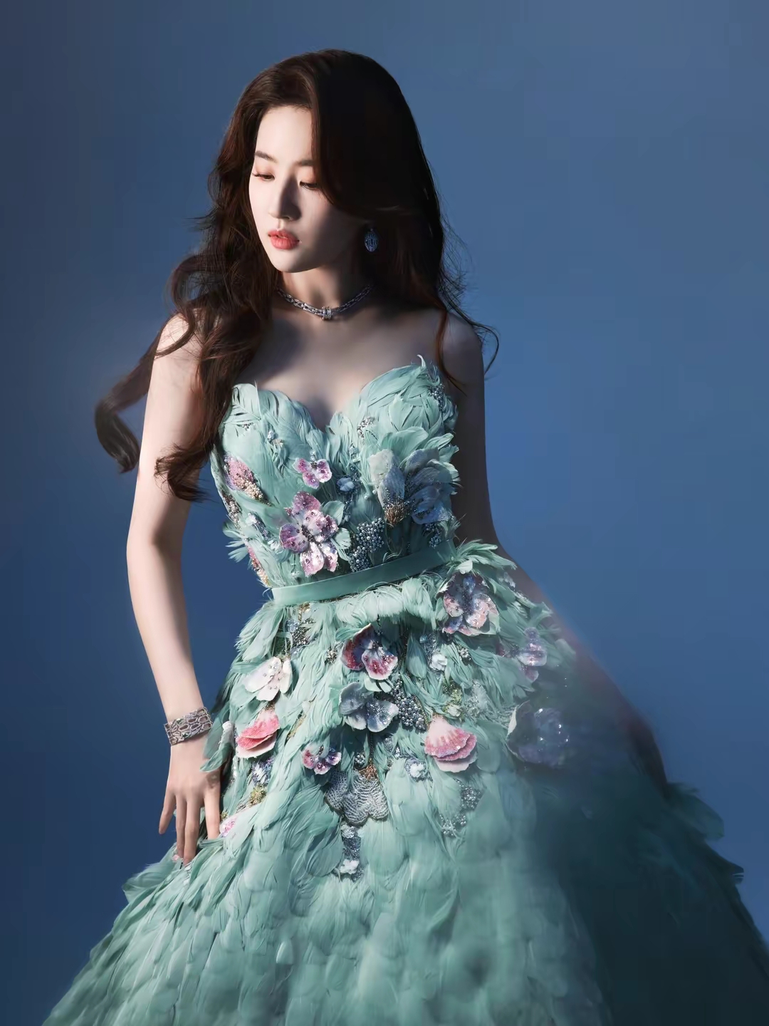 刘亦菲高清蓝色羽毛裙写真插图13