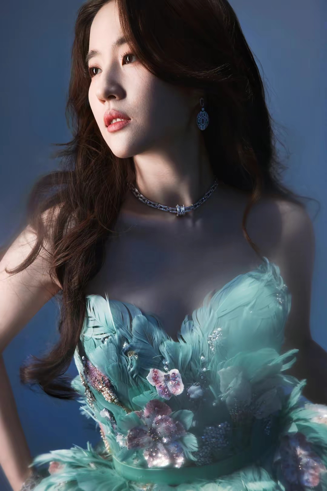 刘亦菲高清蓝色羽毛裙写真插图18