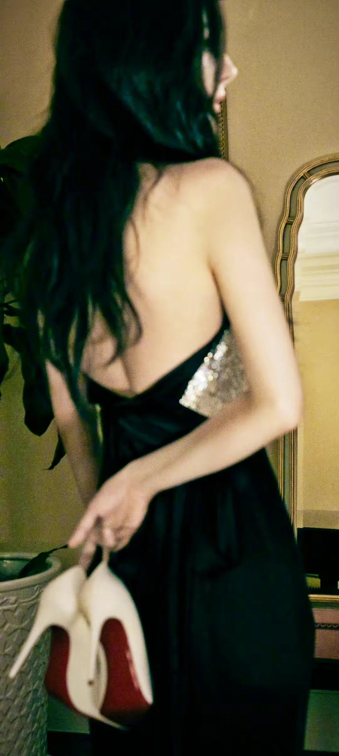杨幂露背装长腿女神写真插图3