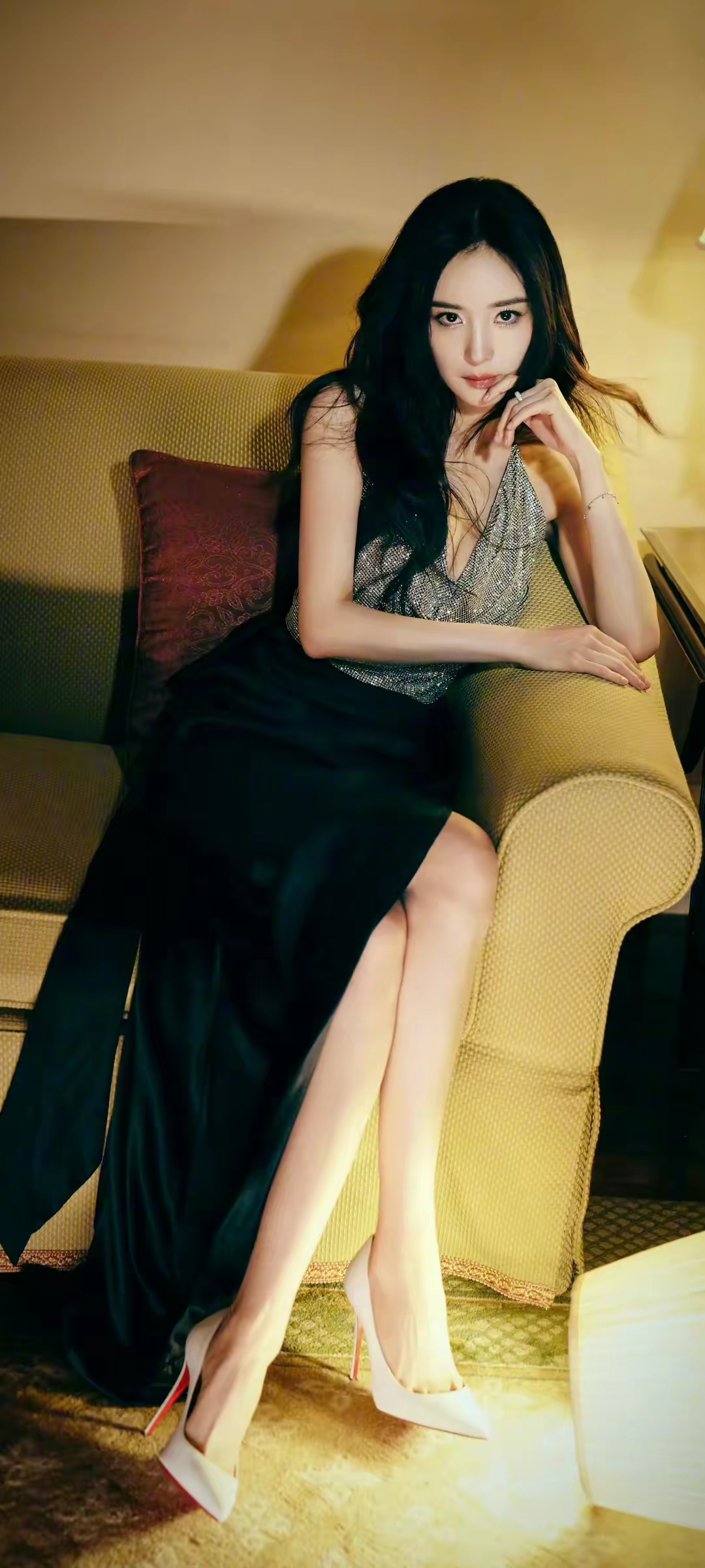 杨幂露背装长腿女神写真插图2