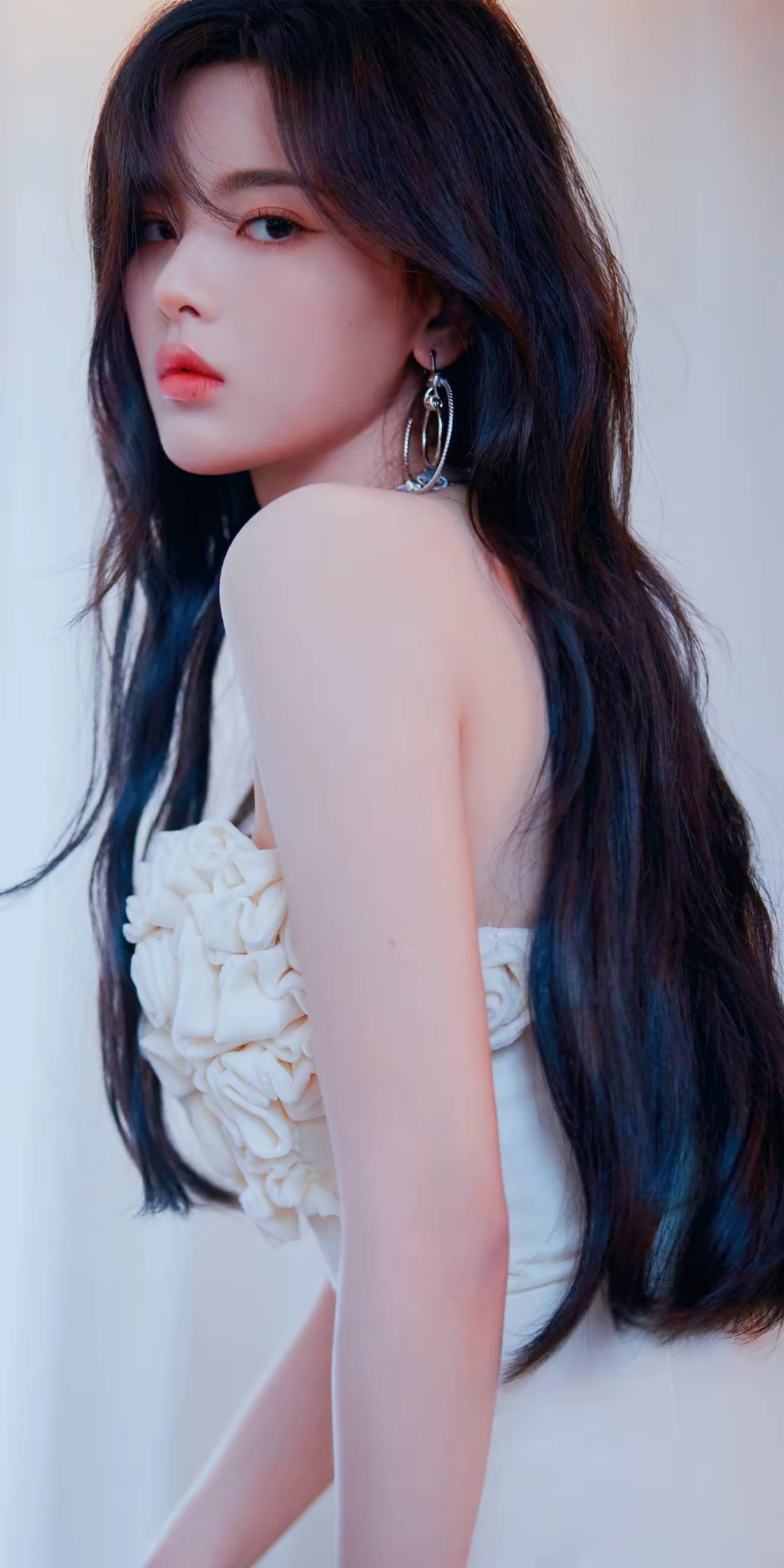杨超越抹胸白裙光影大片插图4