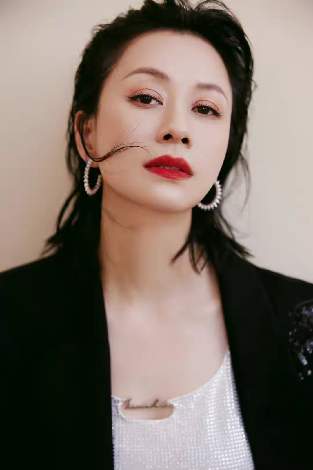 倪虹洁烫钻亮片背心风情写真插图3