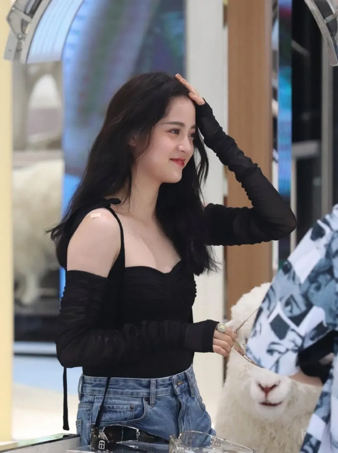 欧阳娜娜黑色低胸衣好美呀插图5