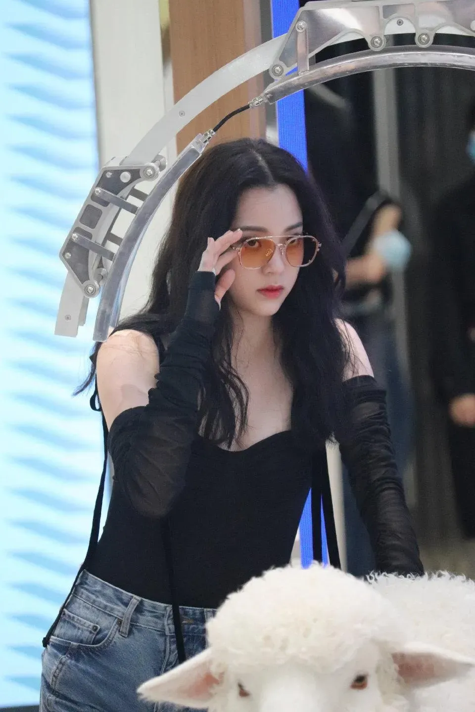 欧阳娜娜黑色低胸衣好美呀插图1
