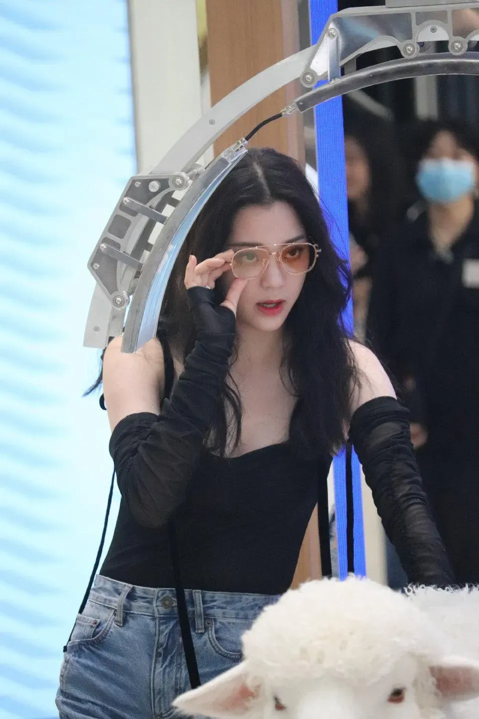 欧阳娜娜黑色低胸衣好美呀插图3