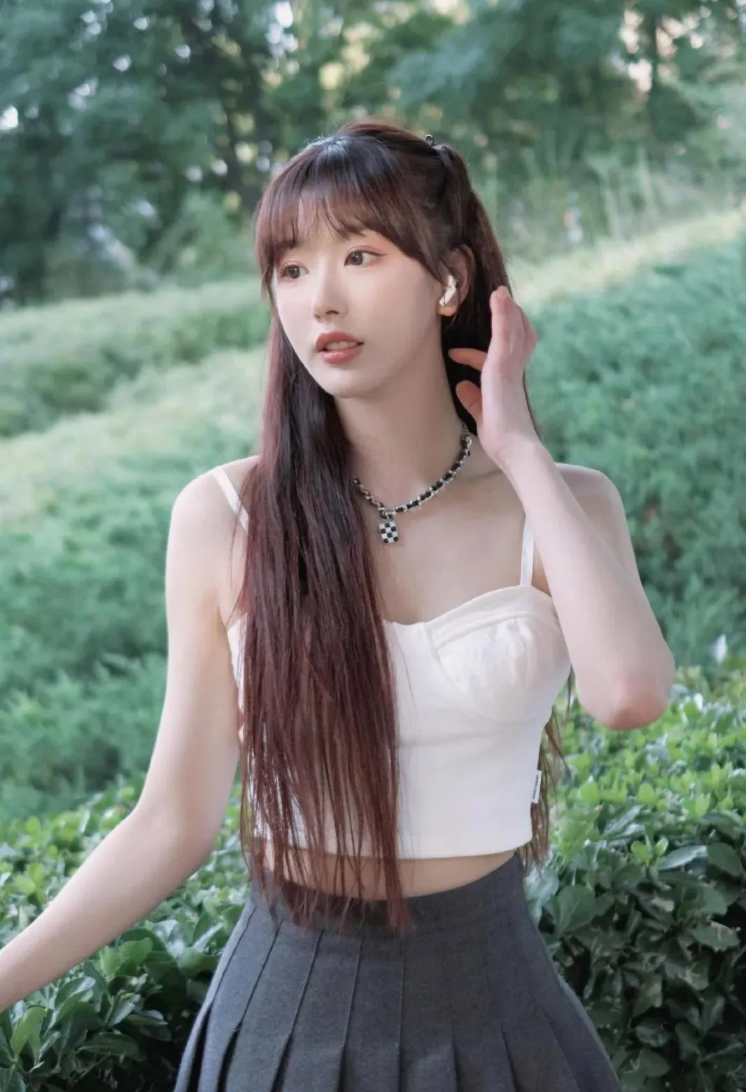 孔雪儿白色吊带衣写真插图3