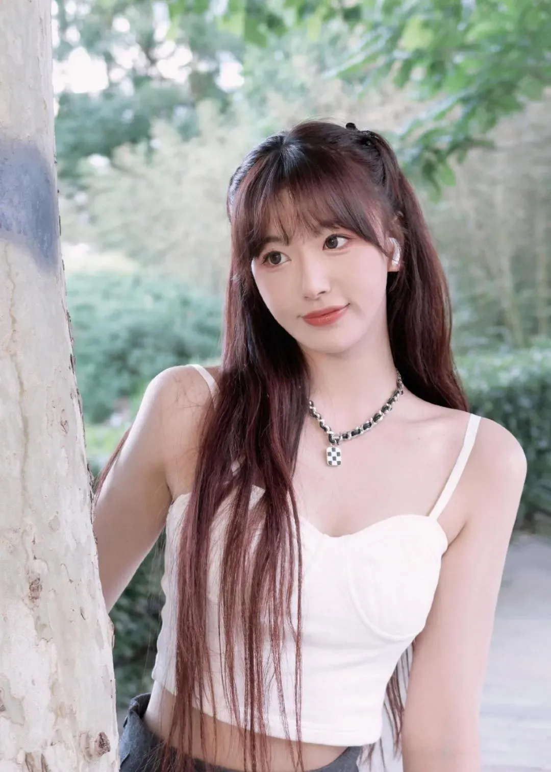 孔雪儿白色吊带衣写真插图4