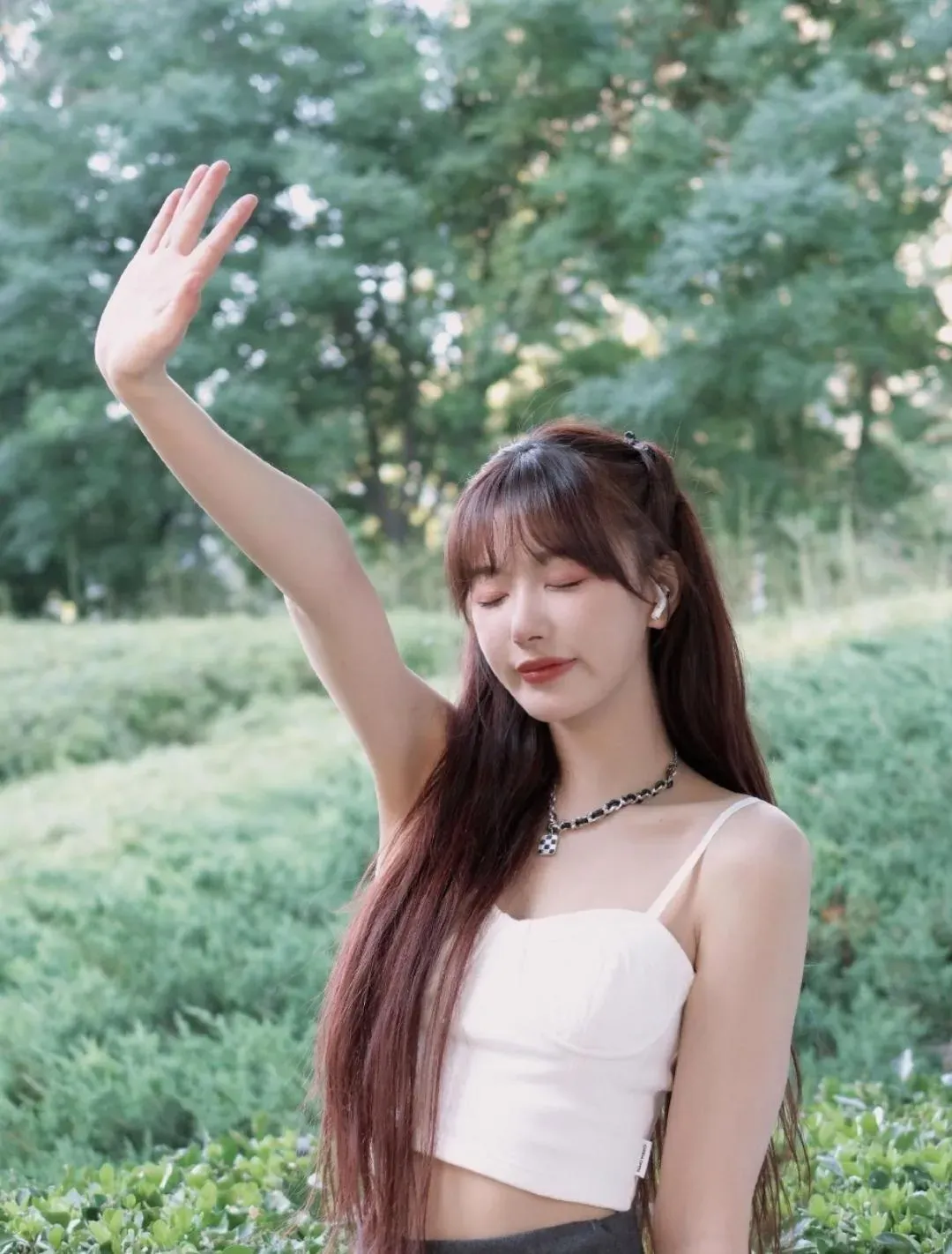 孔雪儿白色吊带衣写真插图6