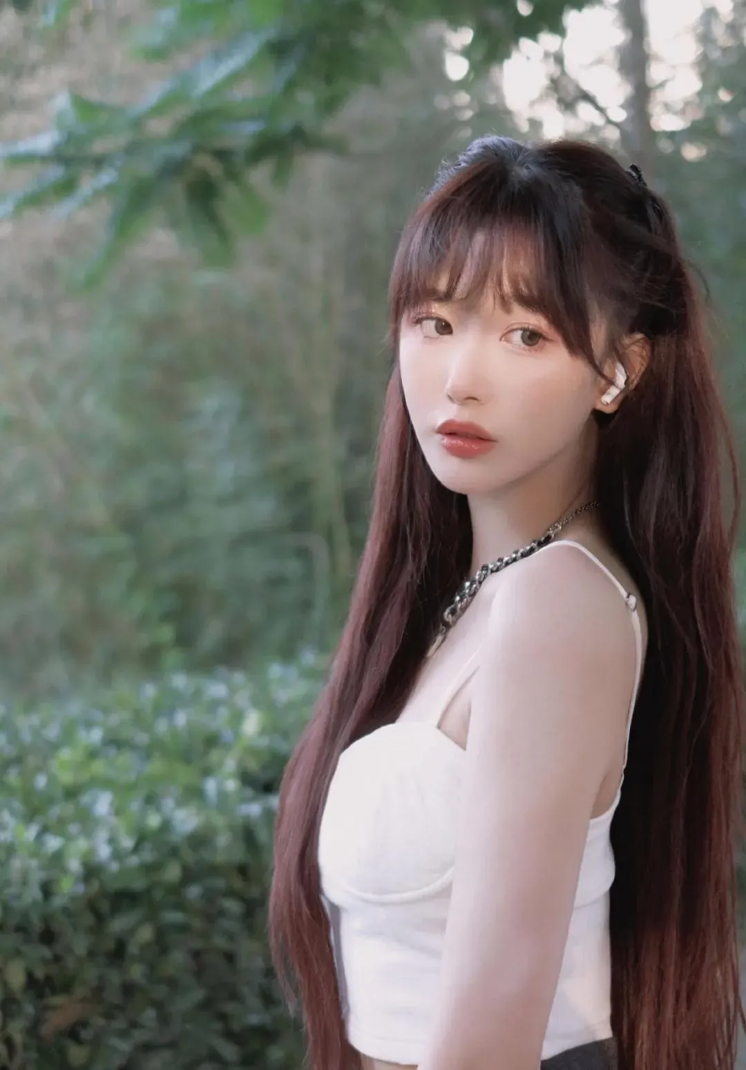 孔雪儿白色吊带衣写真插图8