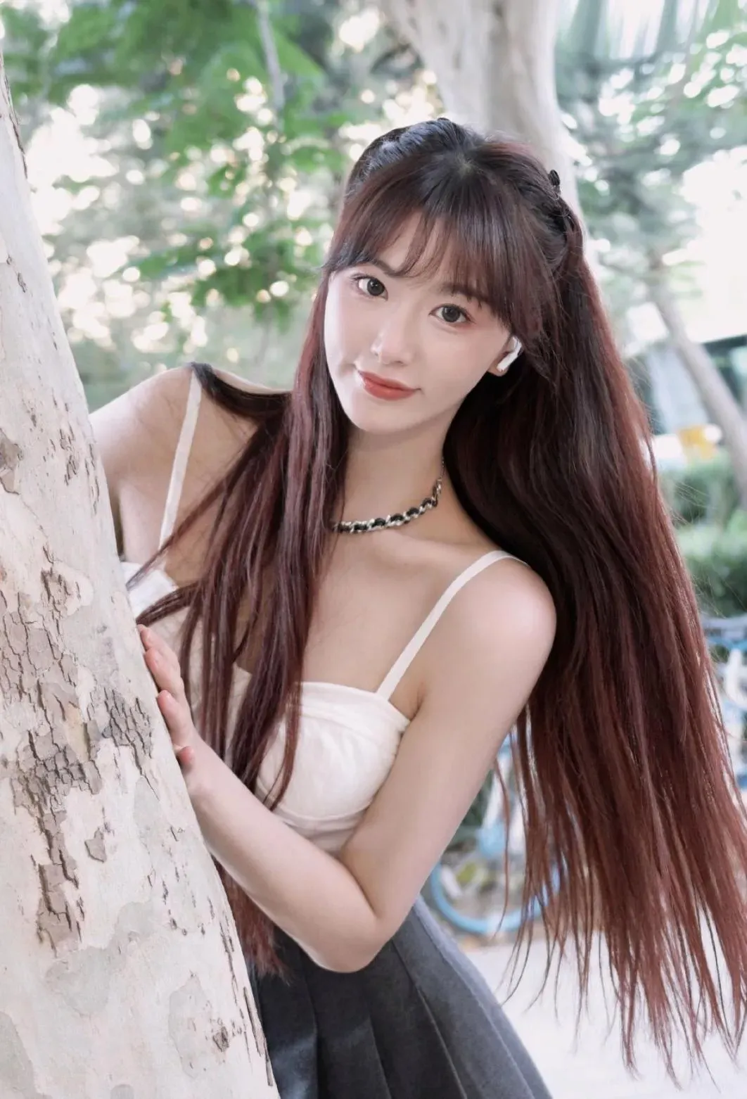孔雪儿白色吊带衣写真插图7