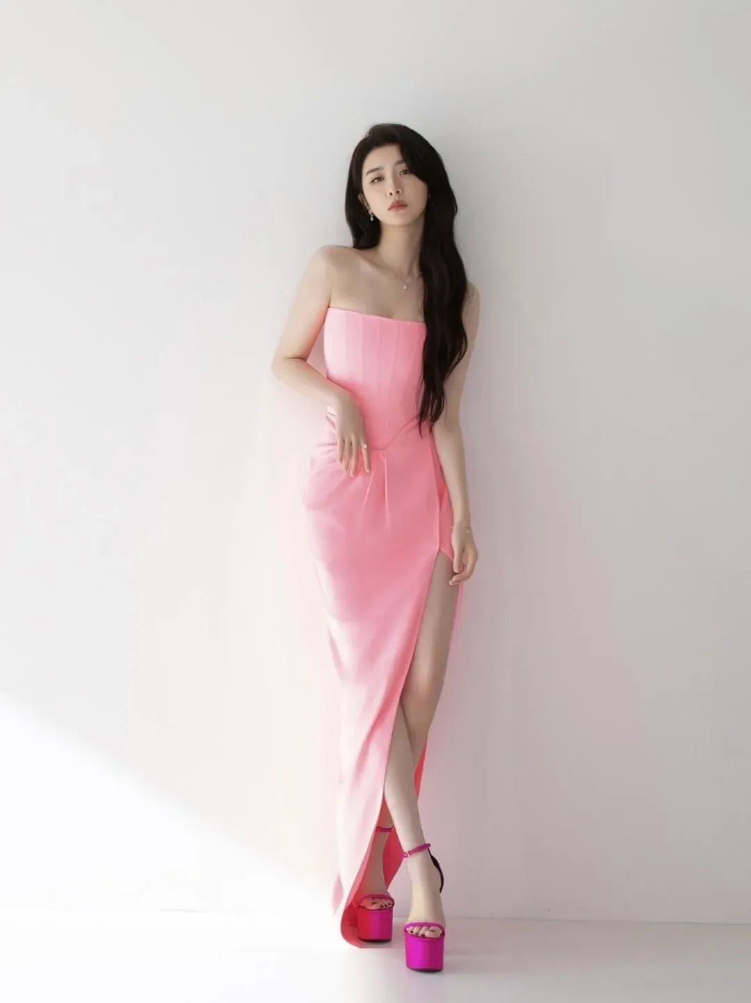 赵小棠开叉抹胸长裙写真插图3