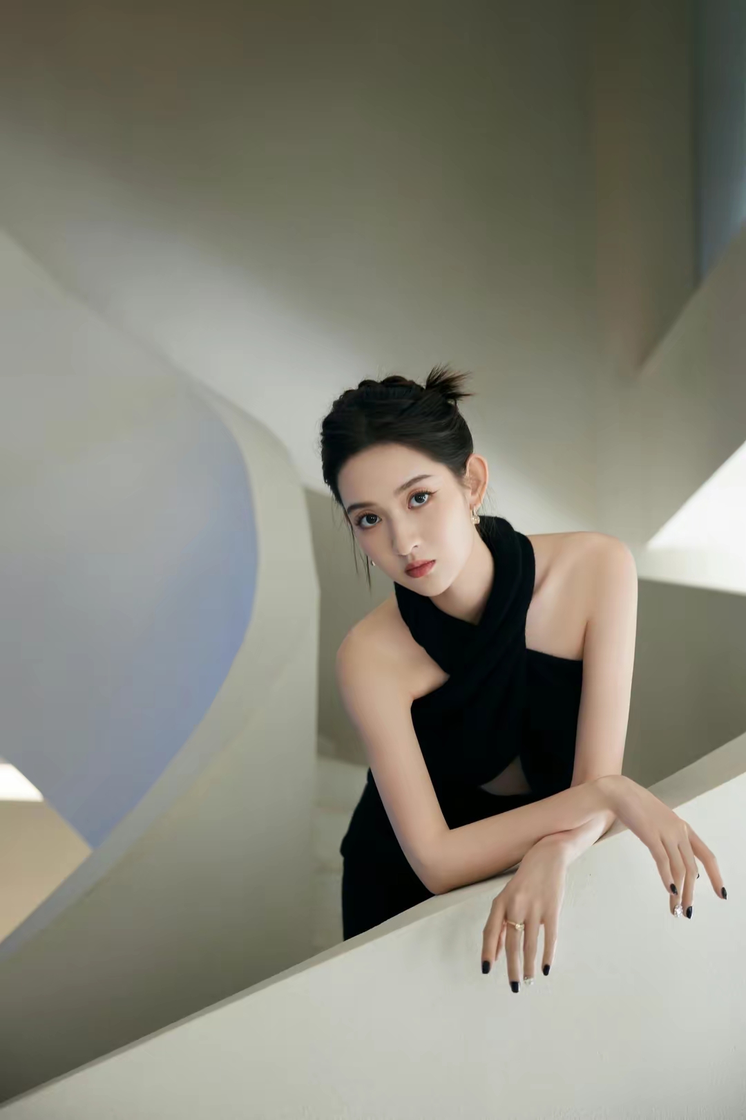 王玉雯黑色礼服写真插图7