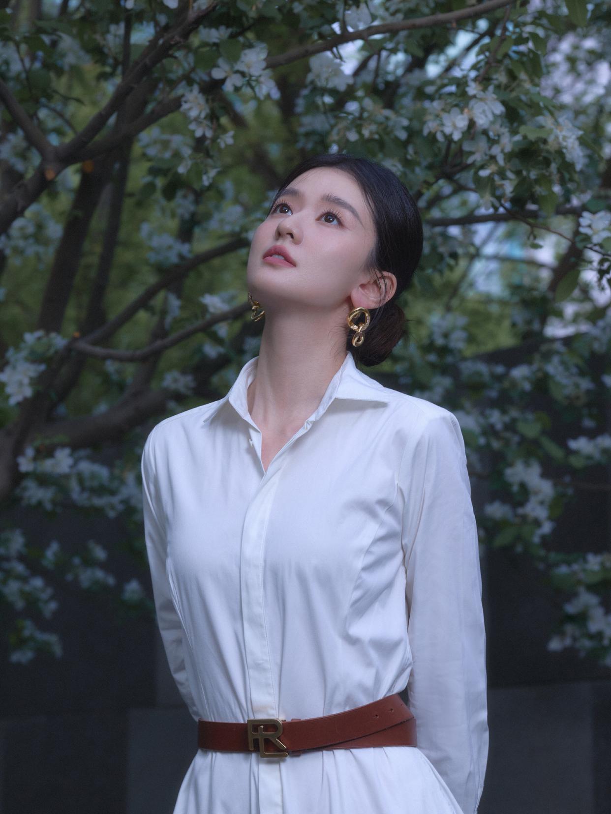 乔欣纯白衬衫裙写真插图